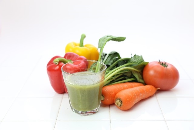 野菜や果物とジュース
